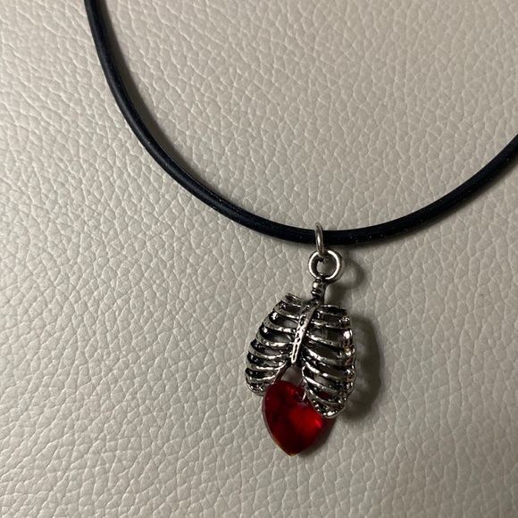 Rib cage and heart Halloween necklace - Picture 1 of 2